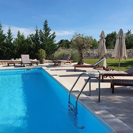 Charmante Histra Mit Pool Und Grossem Garten Cabrunici