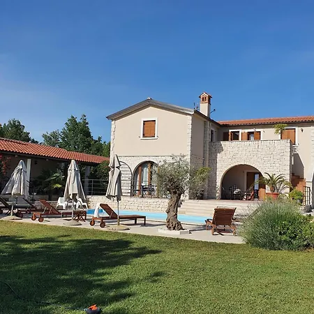 Charmante Histra Mit Pool Und Grossem Garten *