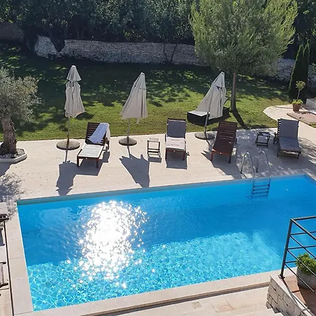 Charmante Histra Mit Pool Und Grossem Garten Semesterbostad