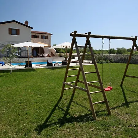 Prázdninový dům Charmante Histra Mit Pool Und Grossem Garten