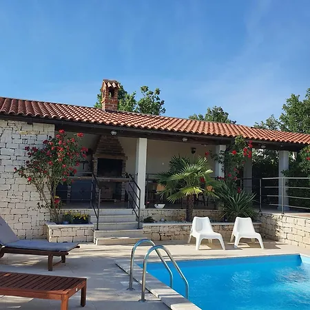 Charmante Histra Mit Pool Und Grossem Garten Prázdninový dům Cabrunici