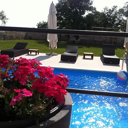 Prázdninový dům Charmante Histra Mit Pool Und Grossem Garten Cabrunici