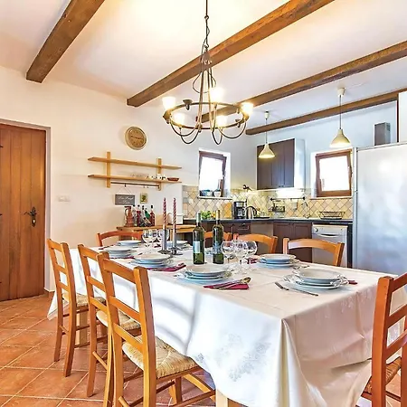 Charmante Histra Mit Pool Und Grossem Garten بيت للعطل Cabrunici