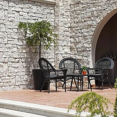 Charmante Histra Mit Pool Und Grossem Garten