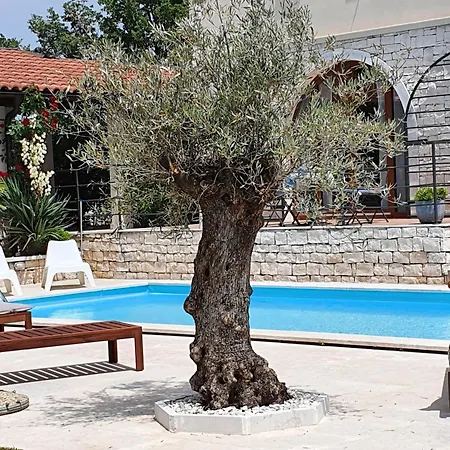Charmante Histra Mit Pool Und Grossem Garten